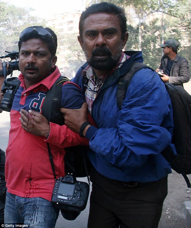 Phóng viên AFP Adif Hasan bị thương ở ngực do trúng đạn người biểu tình 