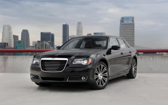 2012-chrysler-300s-front-three-quarters
