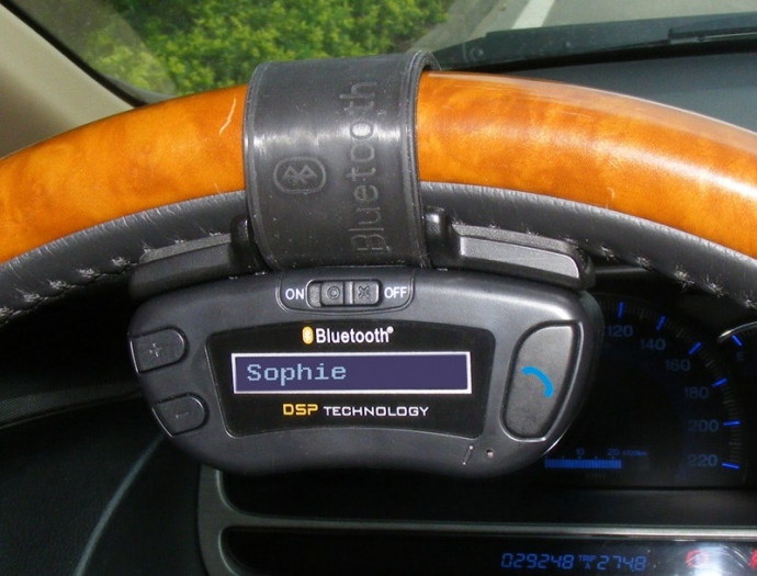 Steering_Wheel_Bluetooth_Car_Kit