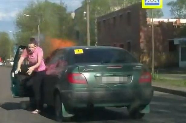 người phụ nữ lao ra khỏi xe ngay sau khi chiếc xe 