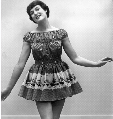1920- chủ yếu là váy bơi 1 mảnh cách điệu về thiết