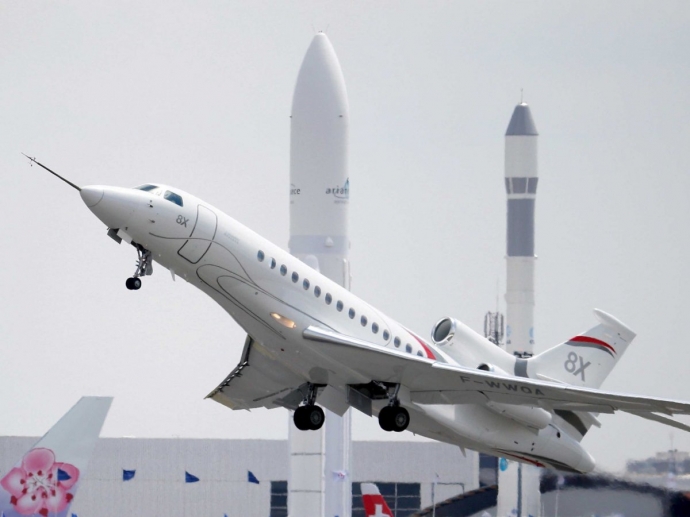 Máy bay Dassault Falcon 8X bay trình diễn.