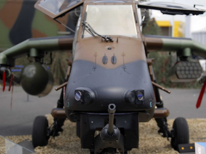 Máy báy trực thăng Tiger HAD với đầu súng máy.