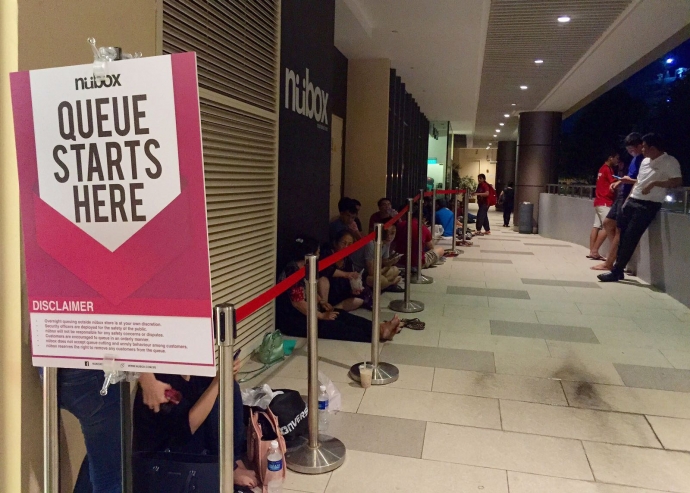 queue-for-iphone7-at-city-square-mall-data