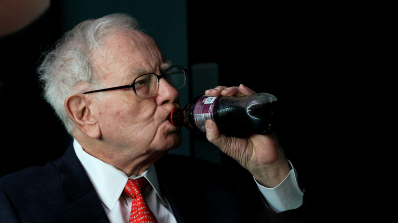 155242-warren-buffet-drinking-coke