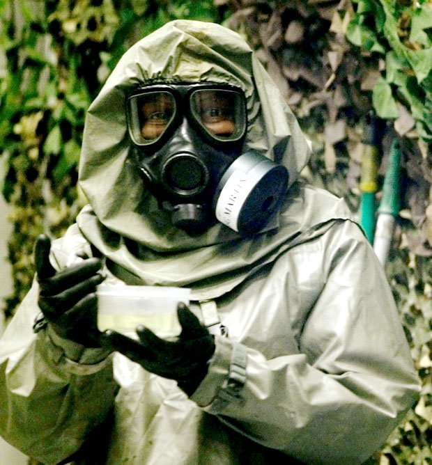 A-US-army-instructor-carries-VX-nerve-agent-843570