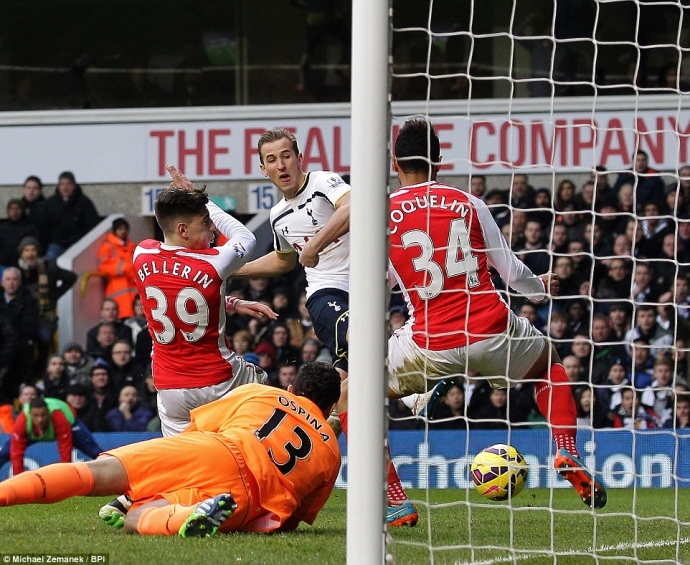 Arsenal (đỏ) thất thủ trước Tottenham