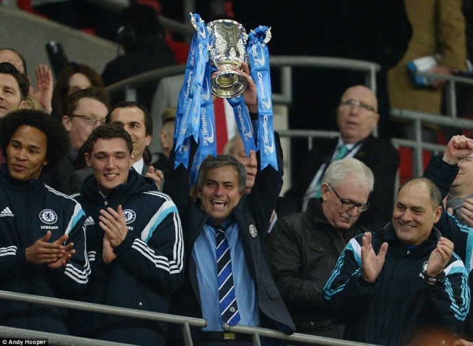 Mourinho nâng cao chiếc cúp Liên đoàn Anh