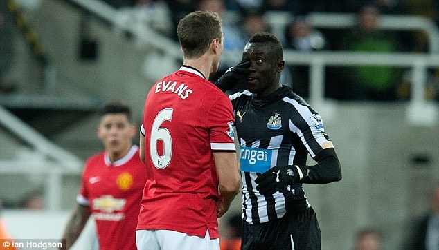 Evans và Cisse gằm ghè nhau trên sân