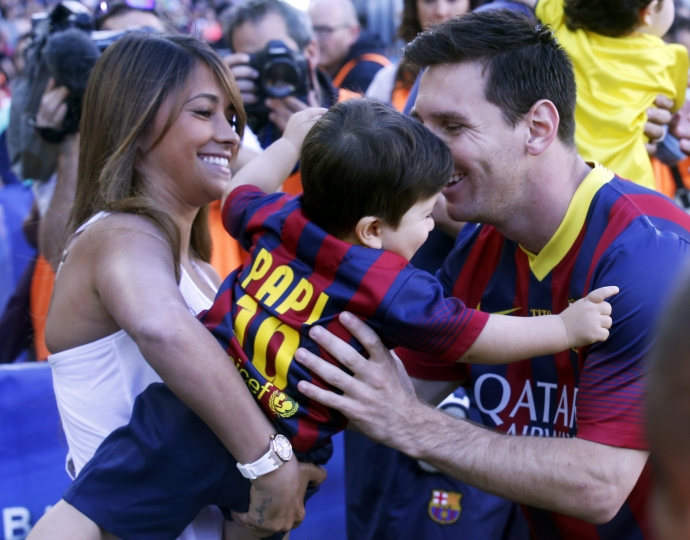 lionel-messi-with-antonella-roccuzzo-and-son-thiag