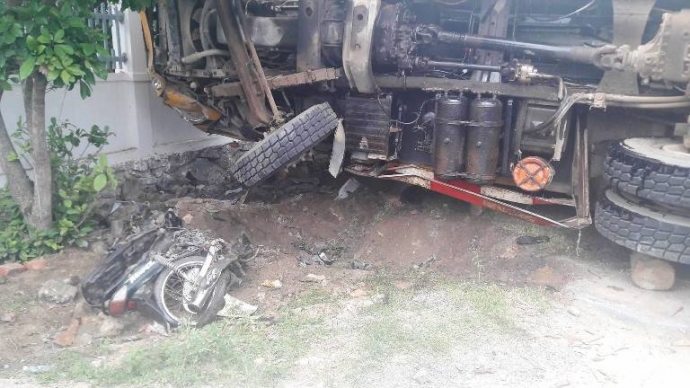 vụ tai nạn khiến chiếc xe máy hư hỏng hoàn toàn