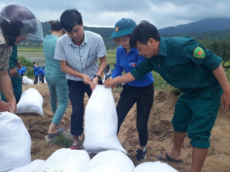 Các tổ chức đoàn thể huyện Nghi Xuân giúp bà con g