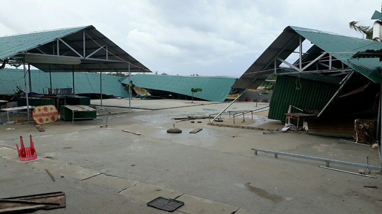 Chợ xã Xuân Yên, huyện Nghi Xuân bị gió bão làm hư