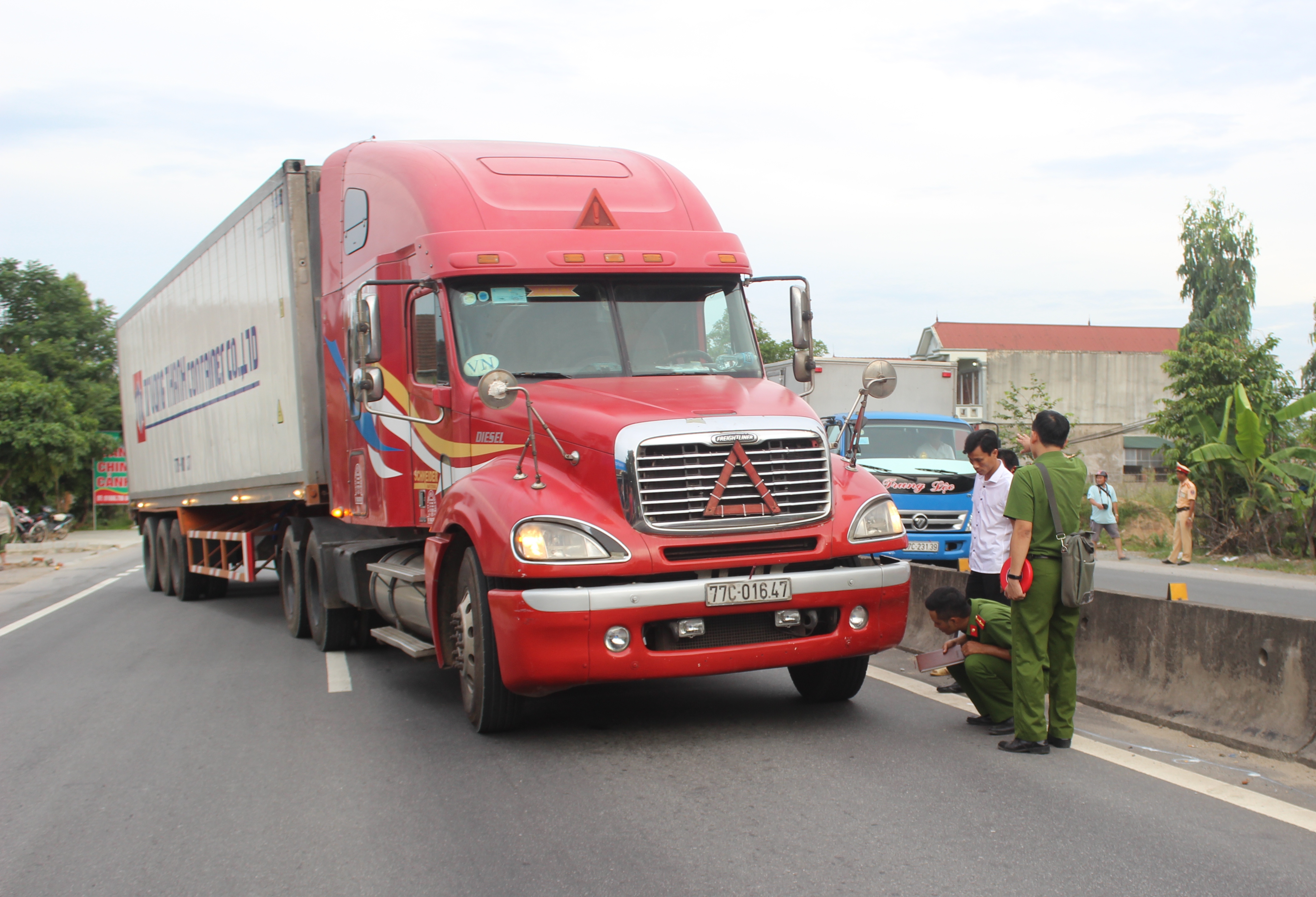 Hiện trường vụ tài xế container suýt chẹt chết thư