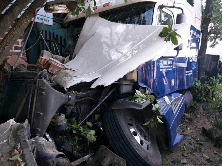 vụ tai nạn khiến xe container hư hỏng nhiều bộ phậ