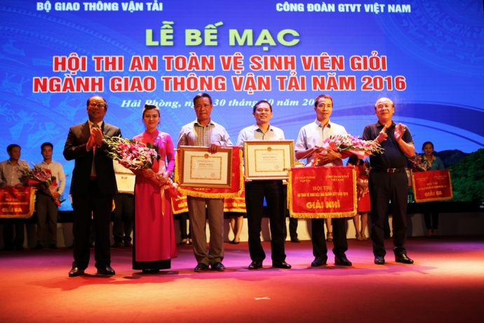 Trao giải cho các đơn vị đoạt giải