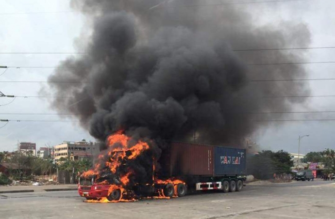 Chiếc xe container cháy dữ dội tại đường Võ Nguyên