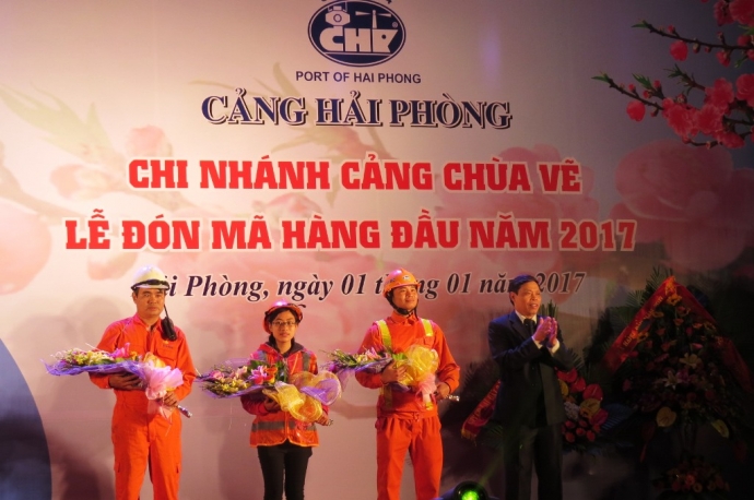 Lãnh đạo cảng Hải Phòng tặng hoa chúc mừng các đơn