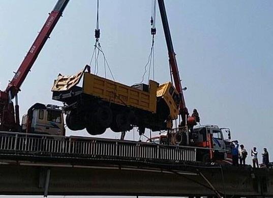 Chiếc xe được nhấc lên khỏi lòng sông
