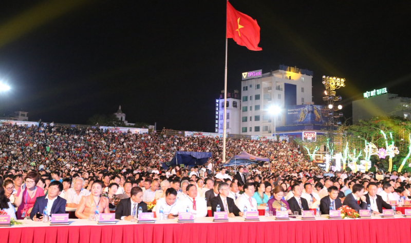Hàng vạn người dân và du khách dự lễ hội