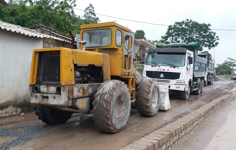 Chiếc xe máy xúc chắn ngang khiến các phương tiện 