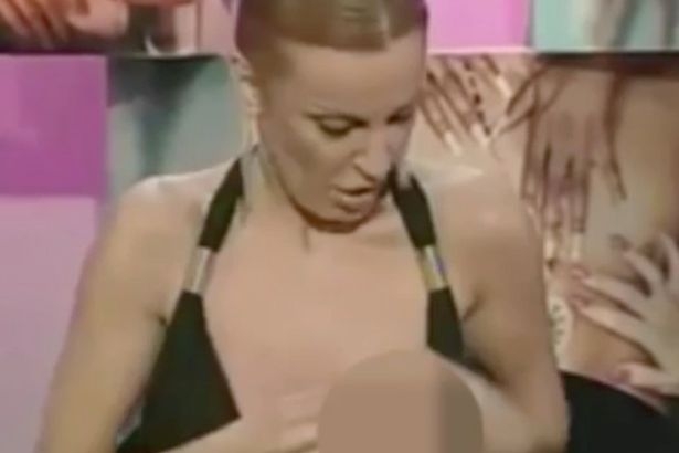 Model-wardrobe-malfunction-flashing-boobs-on-tv