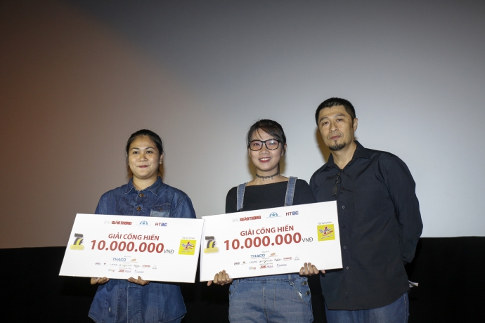 Đạo diễn Charlie Nguyễn trao giải cống hiến Ảnh Li