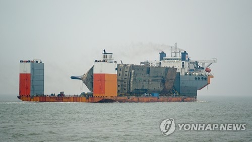 pha sewol dang duoc keo ve cang