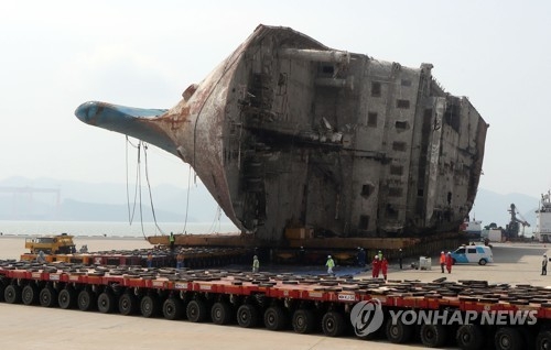 pha sewol duoc dua len bo