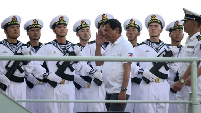 Tổng thống Philippines Rodrigo Duterte trên tàu ch