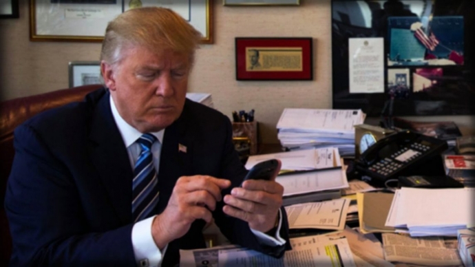 Tổng thống Mỹ Donald Trump đang sử dụng điện thoại