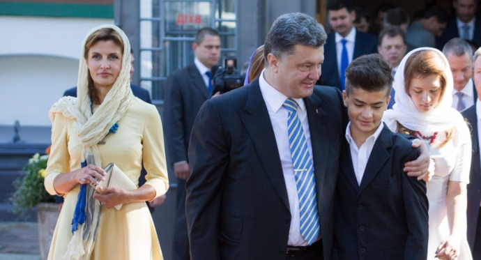 Con trai ông Poroshenko bị chỉ trích vì áo nỉ Nga