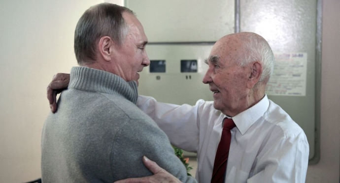 Putin thăm thủ trưởng cũ