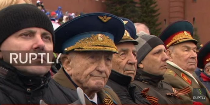 Các cựu binh Nga đang nghe bài phát biểu của ông P