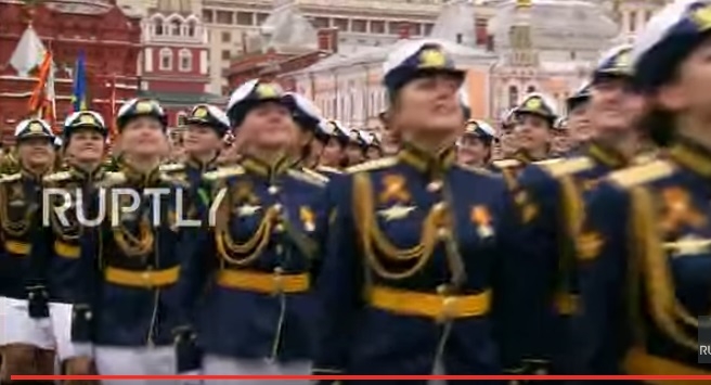 Các nữ quân nhân Nga tham gia cuộc duyệt binh