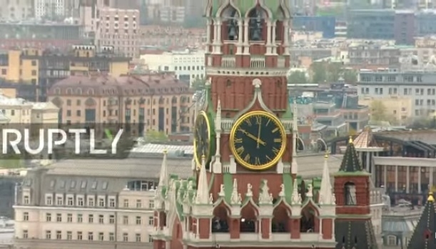 Đồng hồ trên tháp chỉ đúng 10 giờ