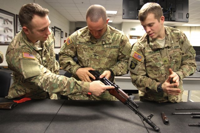 Lính Mỹ sử dụng súng trường AK-47 2