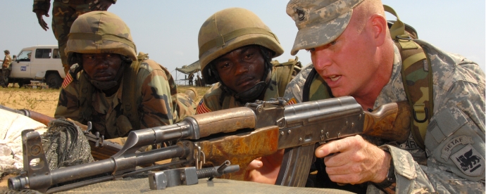 Lính Mỹ sử dụng súng trường AK-47 3