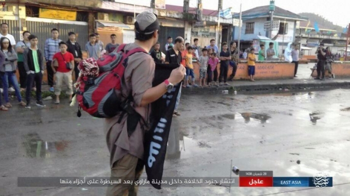 1 phần tử Maute mang cờ IS ở Marawi