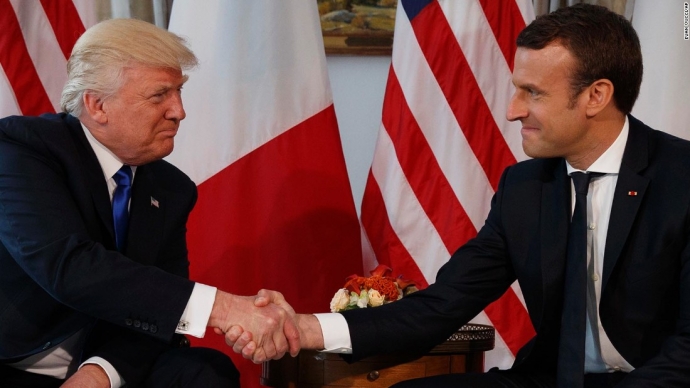 Tổng thống Pháp bắt tay ông Trump