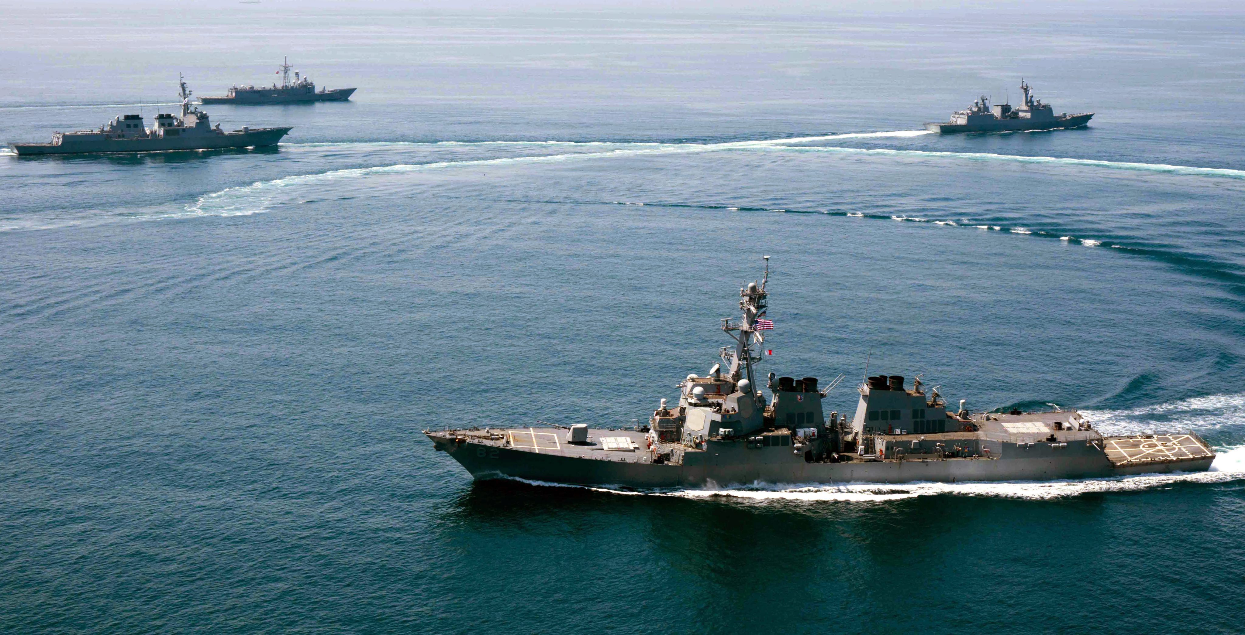 Tàu chiến của Hải quân Nhật - Mỹ trên Biển Đông