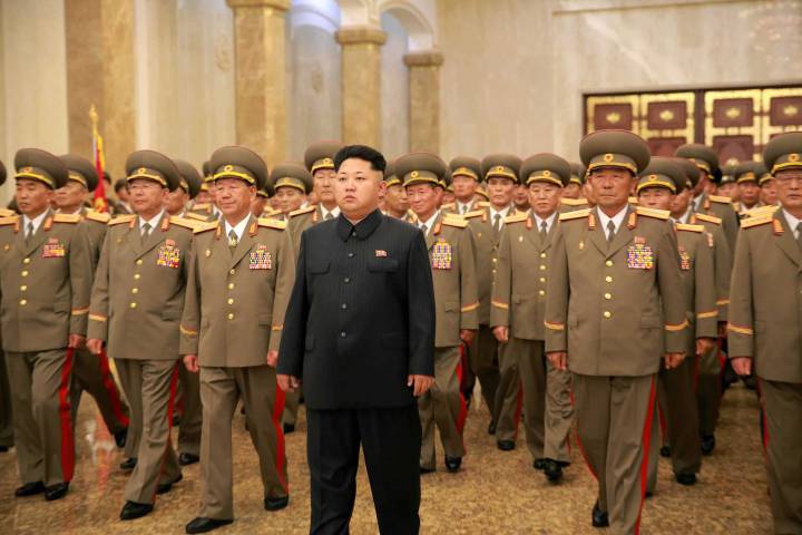 Nhà lãnh đạo Kim Jong Un và các quan chức quân đội
