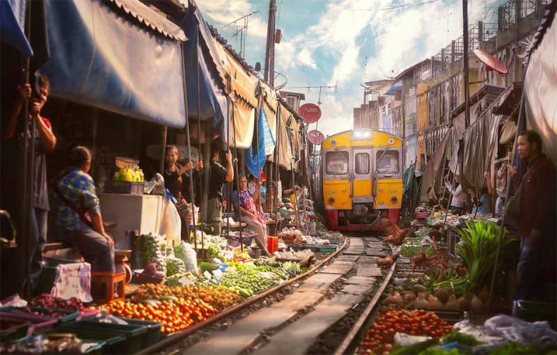 Một tuyến đường sắt chạy qua khu chợ của nông dân 