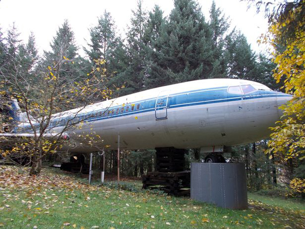 Chiếc Boeing 727 - nhà giữa rừng cỉa người đàn ông