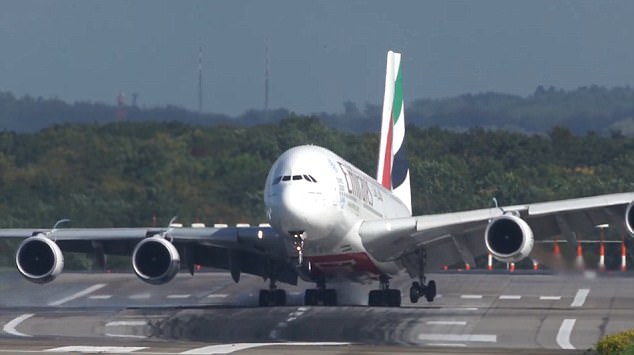 Airbus A380 battle a strong crosswind while landin