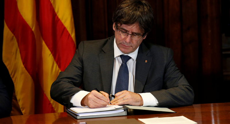 Người đứng đầu Catalonia đã ký Tuyên ngôn độc lập