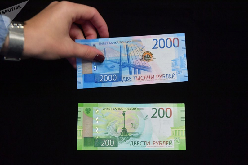 Tiền giấy mệnh giá 200 và 2000 rúp của Nga - Ảnh S