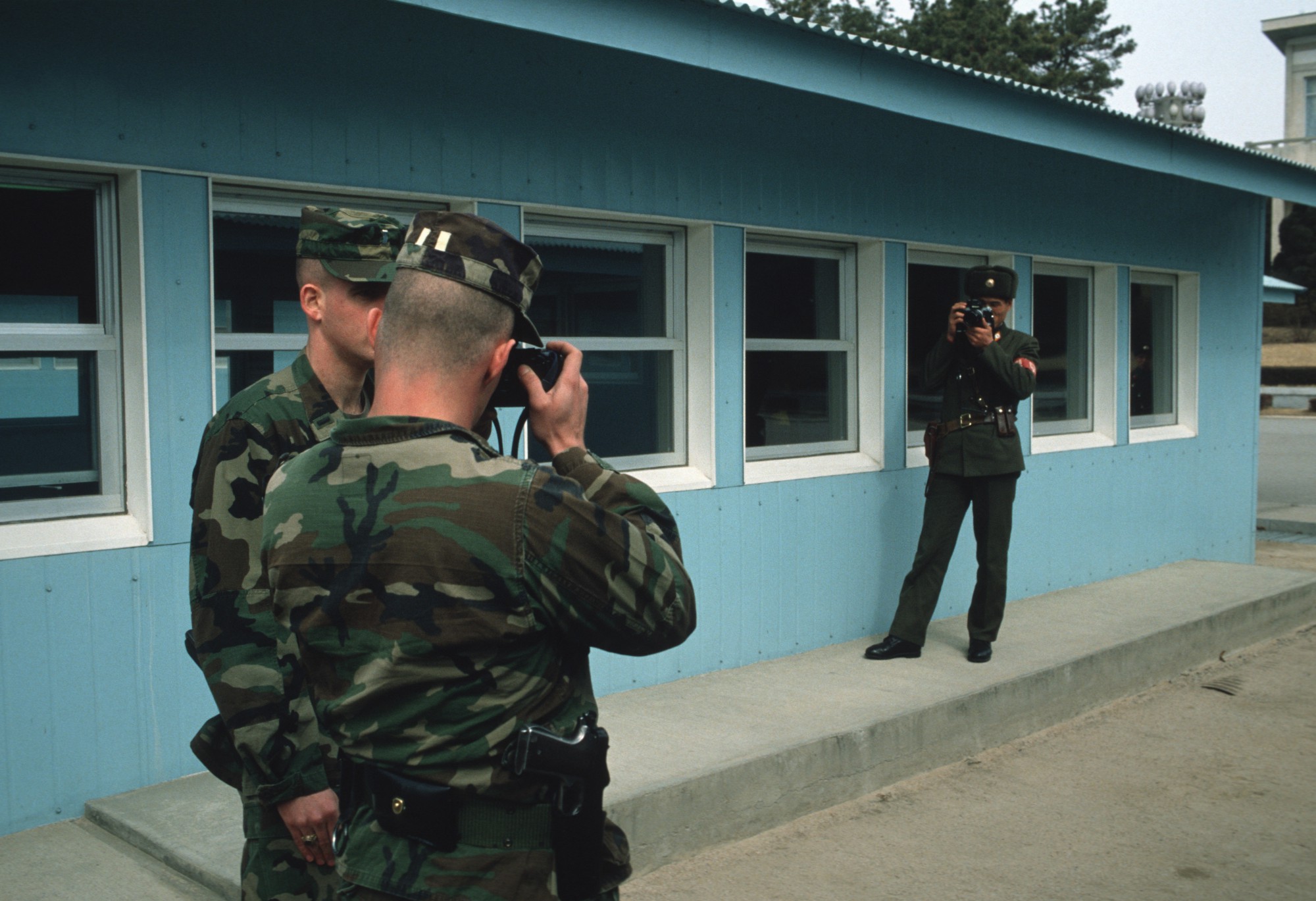 Lính Mỹ đang chụp ảnh một quân nhân Triều Tiên đan