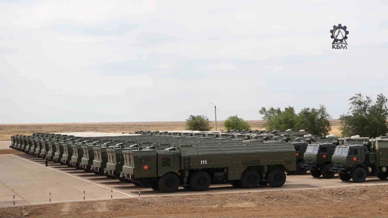 Các xe phóng mang tên lửa Iskander của Nga