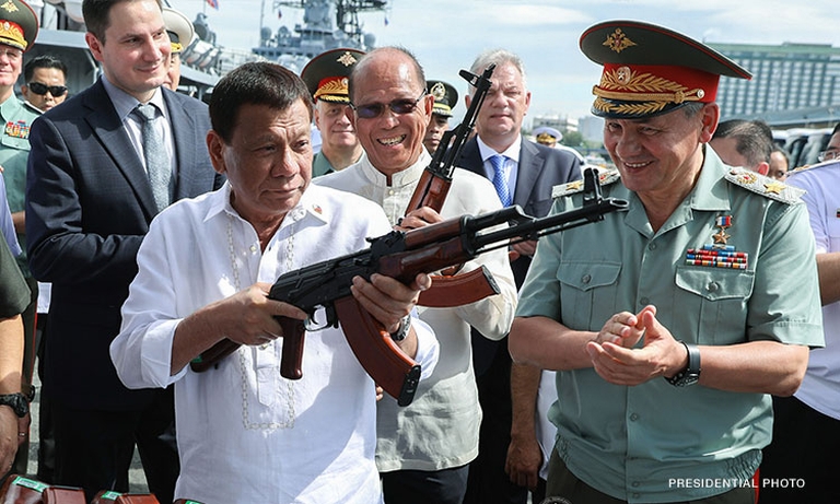 Tổng thống Philippines Duterte đang xem một khẩu s